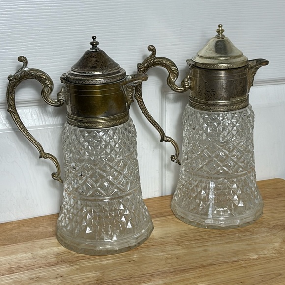 2 VINTAGE Glass pitchers / carafe with silver tops - Picture 2 of 9